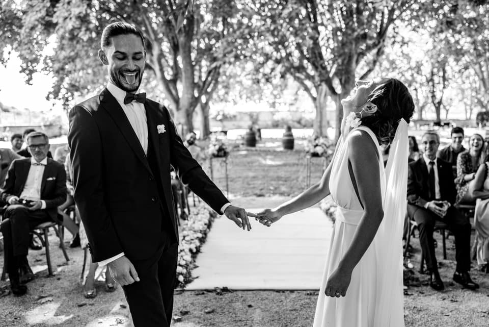 mariage-couple-bride-groom-lieu-reception-salle-chateau-provence-venue-south-france-aix-marseille-maries-mariee-robe-salon-lancon