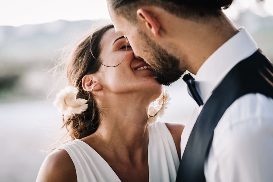 bride-groom-couple-kiss-wedding-provence-south-france