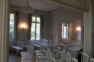 evenement-professionnel-rentree-chateau-salons-interieurs-seminaire-chaises-fenetres