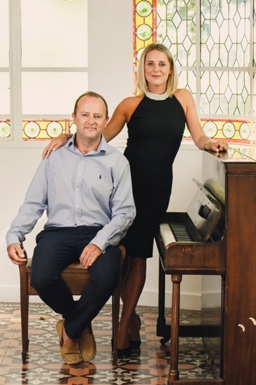 couple-consrvatory-piano-venuewedding-south-france-provence-nathalie-mike
