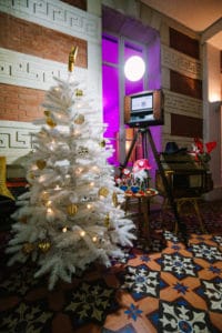 fetes-fin-annee-noel-salle-chateau-reception-evenemnt-aix-marseille-salon-lancon-lieu-entreprise-sapin-blanc-photobooth