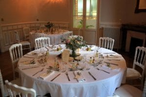 entourer-bons-prestataires-mariage-couple-maries-table-noce-decoration