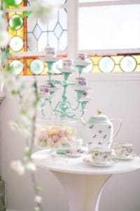 tasse-theiere-verriere-mariage-inspiration-chronique-serie-bridgerton-printemps-lieu-reception-provence