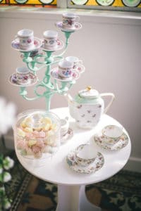 theire-tasses-mariage-inspiration-chronique-serie-bridgerton-printemps-lieu-reception-provence