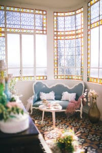 canape-verriere-chateau-mariage-inspiration-chronique-serie-bridgerton-printemps-lieu-reception-provence