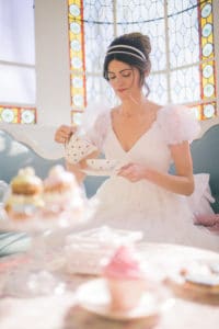 mariee-the-verriere-mariage-inspiration-chronique-serie-bridgerton-printemps-lieu-reception-provence