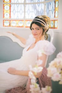 mariee-robe-verriere-mariage-inspiration-chronique-serie-bridgerton-printemps-lieu-reception-provence