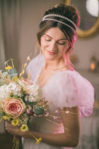 mariee-robe-mariage-inspiration-chronique-serie-bridgerton-printemps-lieu-reception-provence