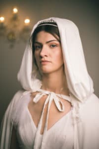 mariee-robe-mariage-inspiration-chronique-serie-bridgerton-printemps-lieu-reception-provence