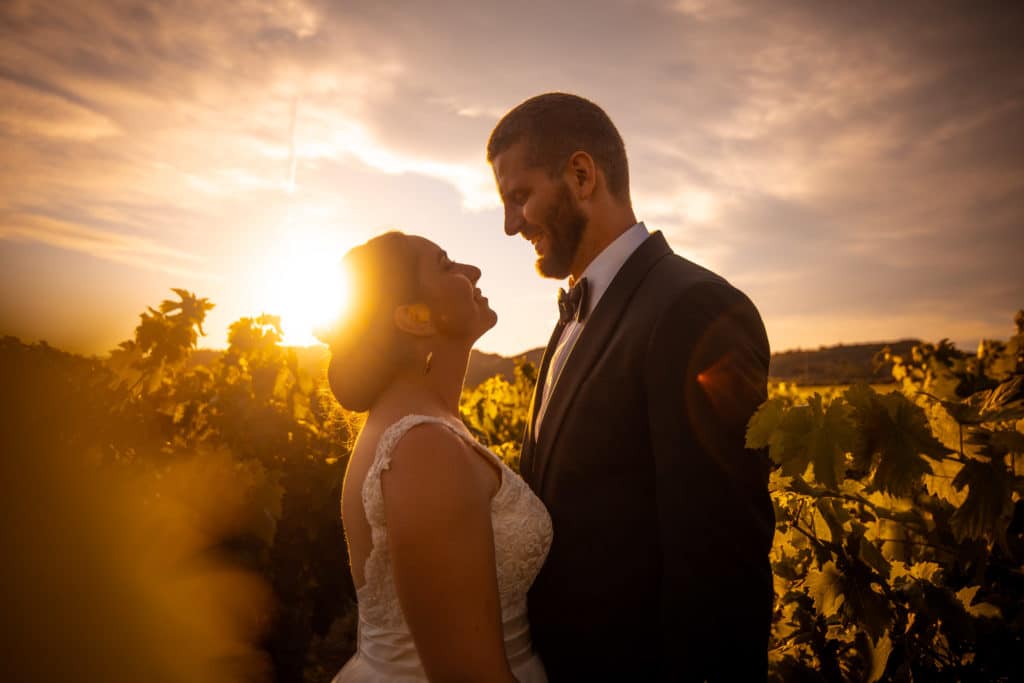 mariage-couple-coucher-soleil-vignes-provence