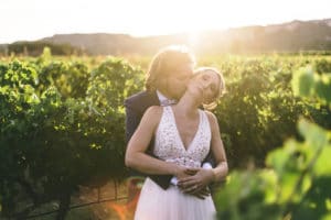maries-couple-vigne-coucher-soleil-lieu-reception-provence