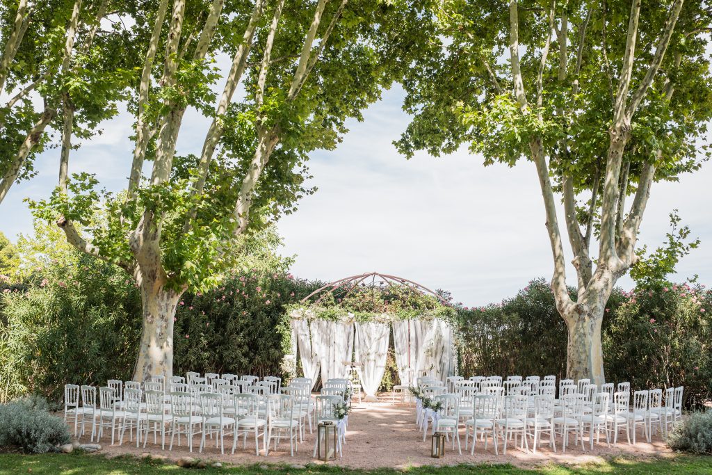 mariage provence lieu de reception venue aix marseille salon avignon wedding ceremony chateau privatise lieu d'exception dream venue couple bride groom happy couple