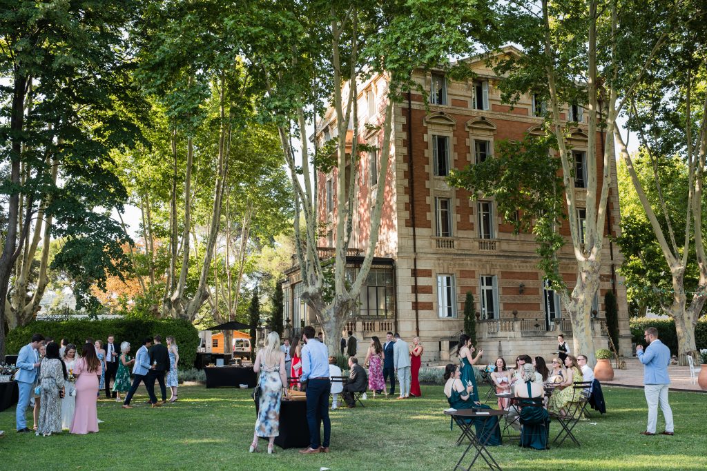 mariage provence lieu de reception venue aix marseille salon avignon wedding ceremony chateau privatise lieu d'exception dream venue couple bride groom happy couple cocktail