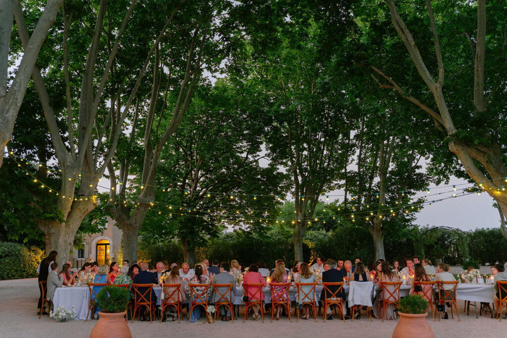 Exclusivité du lieu de réception pour un mariage en Provence diner en extérieur