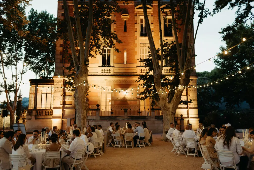 Dîner de mariage en extérieur à la belle étoile face au Château la Beaumetane, lieu de réception haut de gamme en Provence.