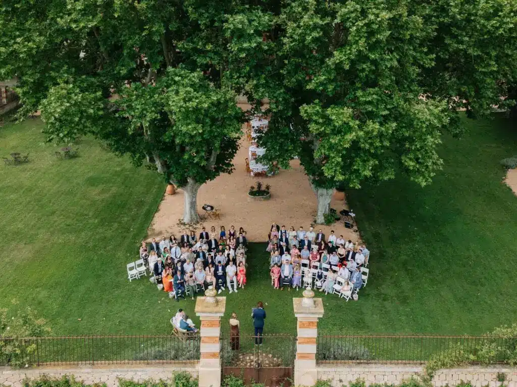 Cérémonie de mariage dans le grand parc du Château la Beaumetane, lieu de réception haut de gamme en Provence