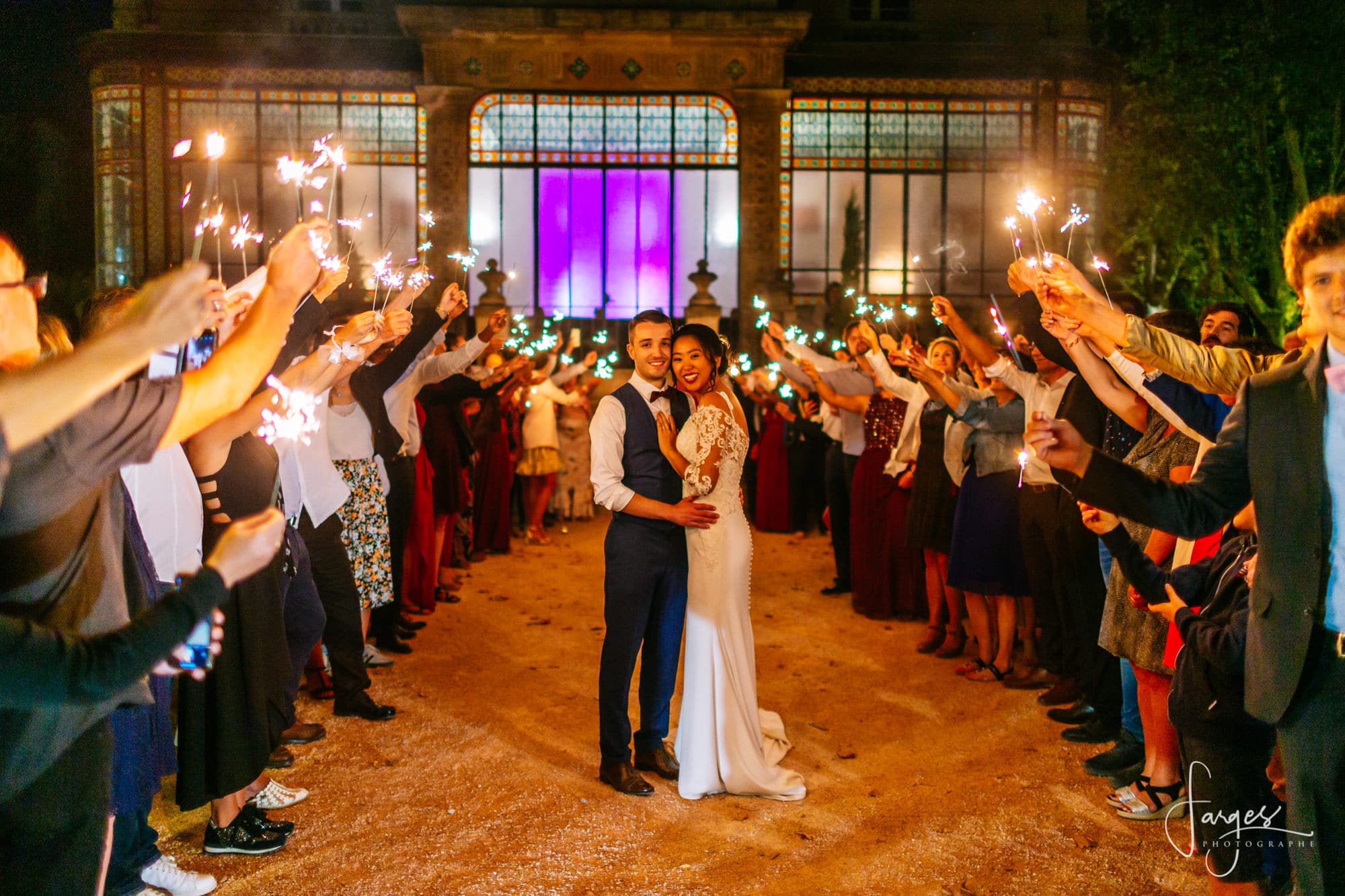 maries-mariage-wedding-bride-groom-wedding-sparklers-verriere-vitraux-allee-honneur-provence-aix-salon-13