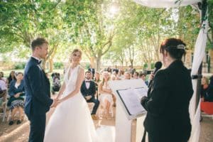 ceremonies-laiques-provence-maries-gloriette-invites-officiant-ceremonie