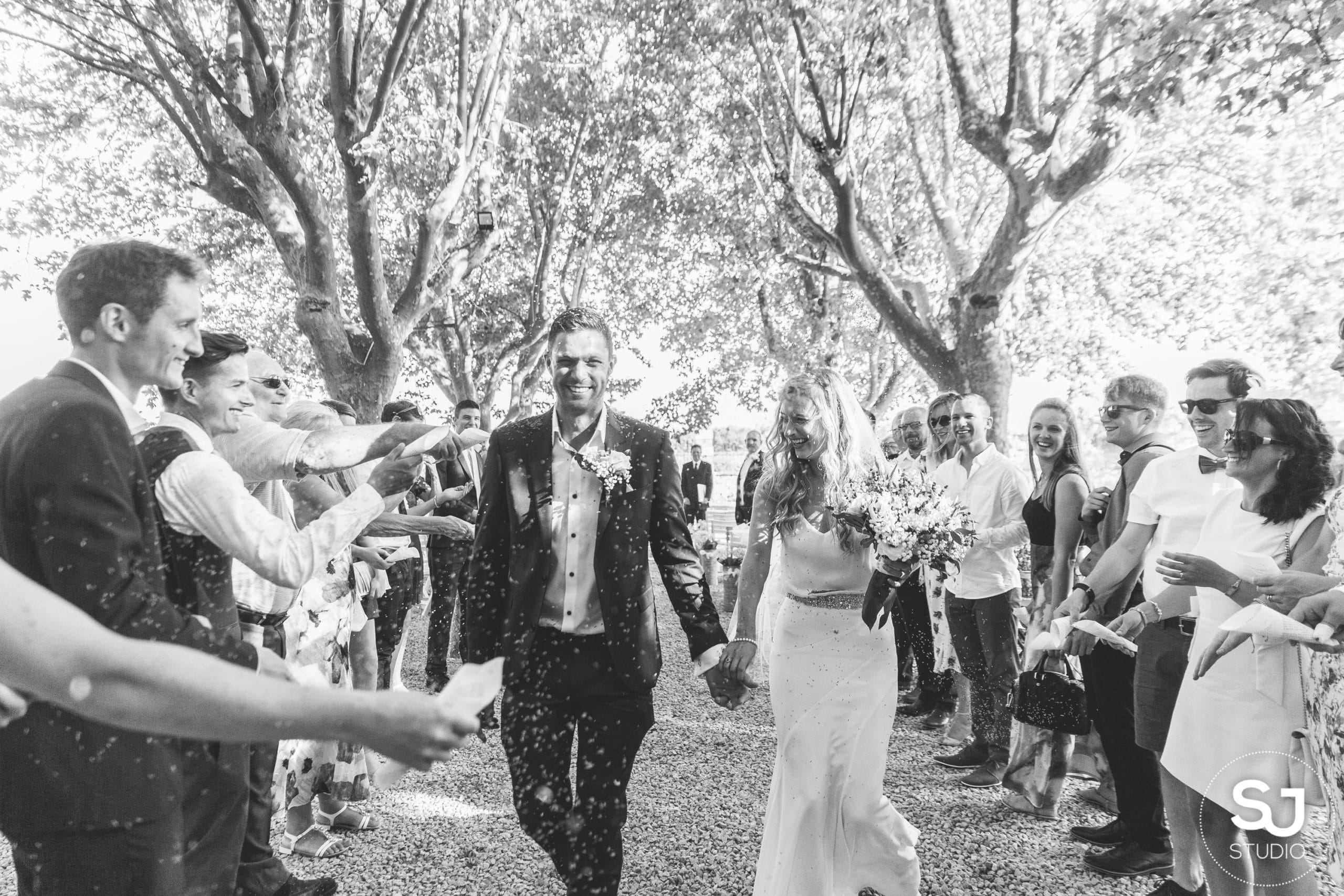 wedding-provence-pmariage-couple-bride-groom-mries-sourire-parc-platanes-south-france-13