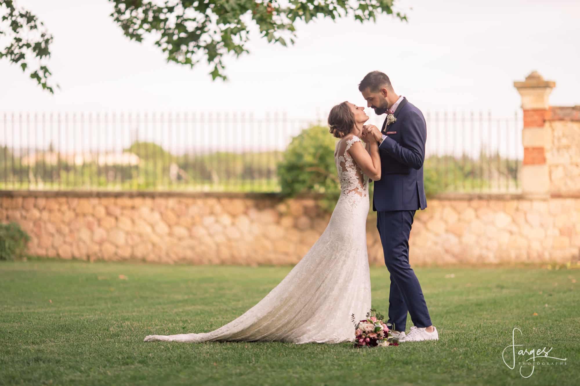 couple-maries-bride-groom-parc-chateau-provence-wines-13-aix-marseille-lancon-lieu-reception-provence