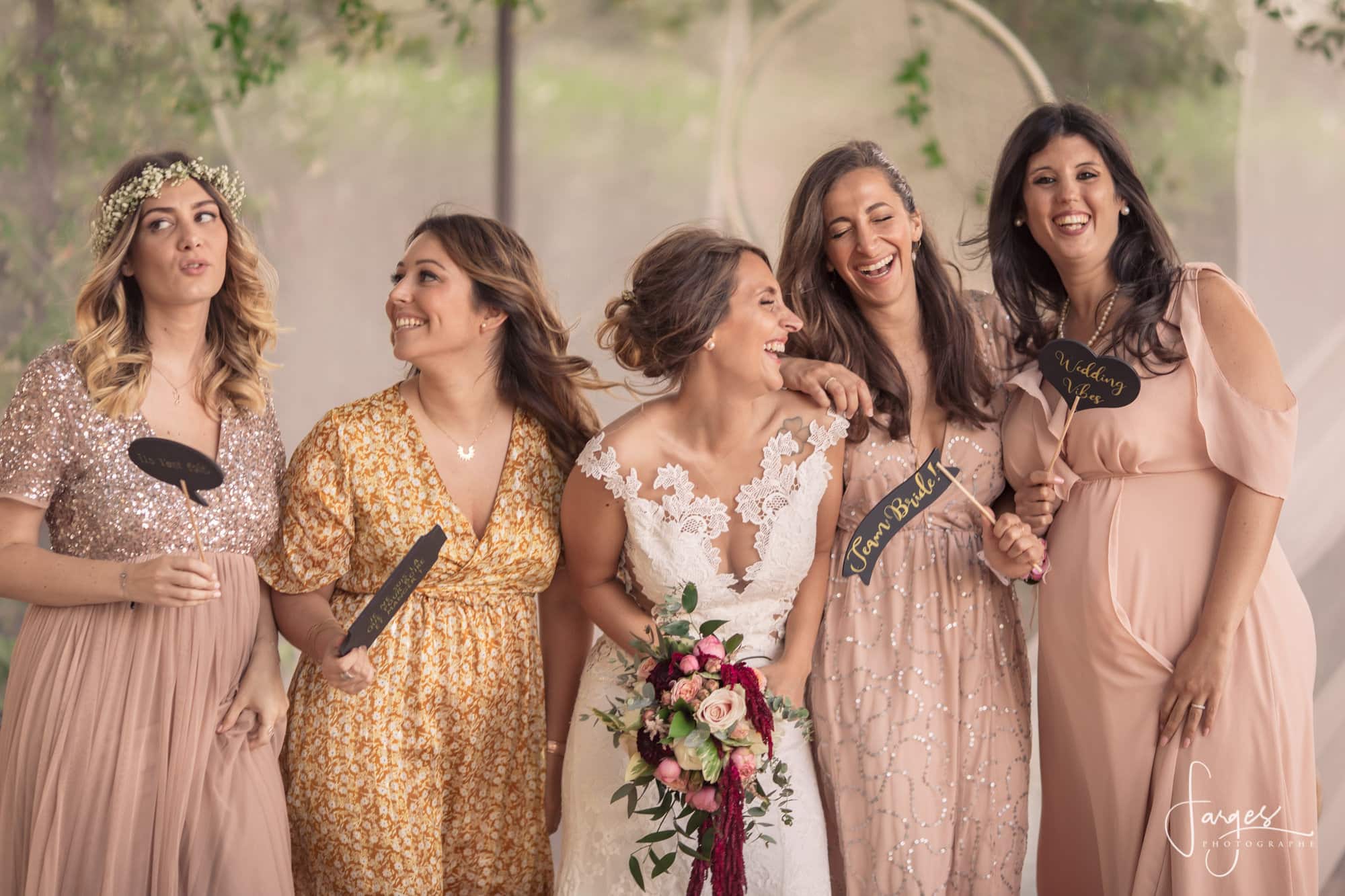 mariage-image-provence-bride-mariee-demoiselles-honneur-rire-lieu-reception-13