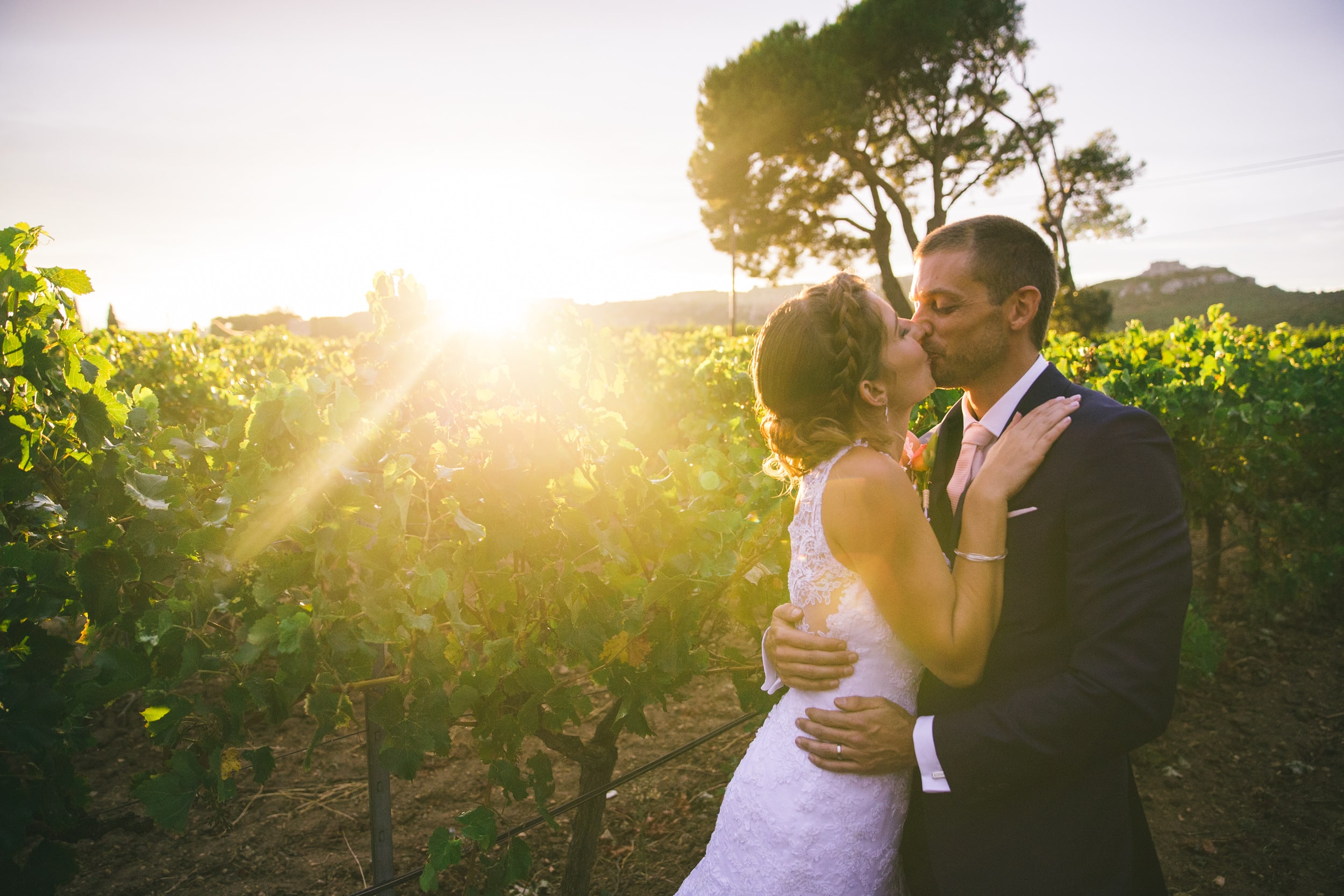 mariage-pluie-provence-coucher-soleil-maries-baiser-lieu-reception-13-aix