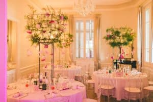 table-mariage-fleurs-lustre-chateau