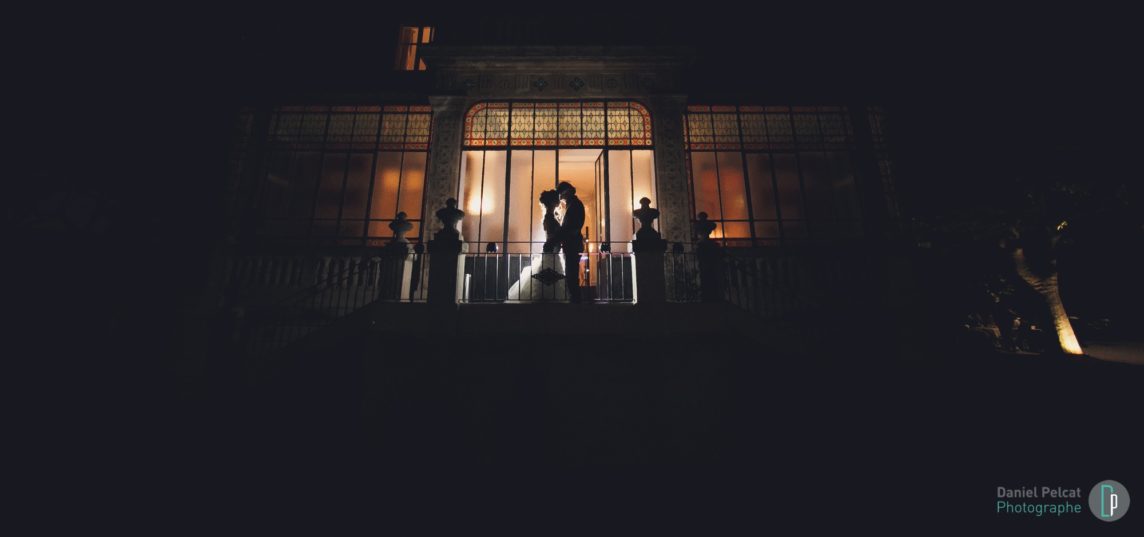 photographie-mariage-chateau-couple-maries-mariee-verriere-nuit-vitraux